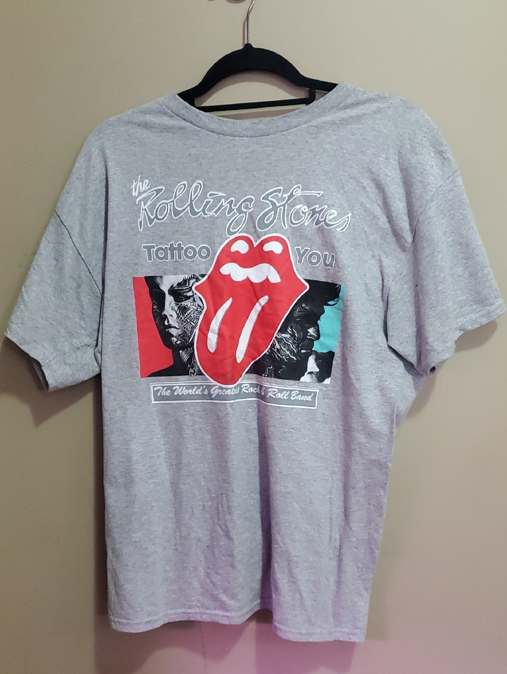 the Rolling Stones Gray Tee with Red Tongue Graphic Size Large
